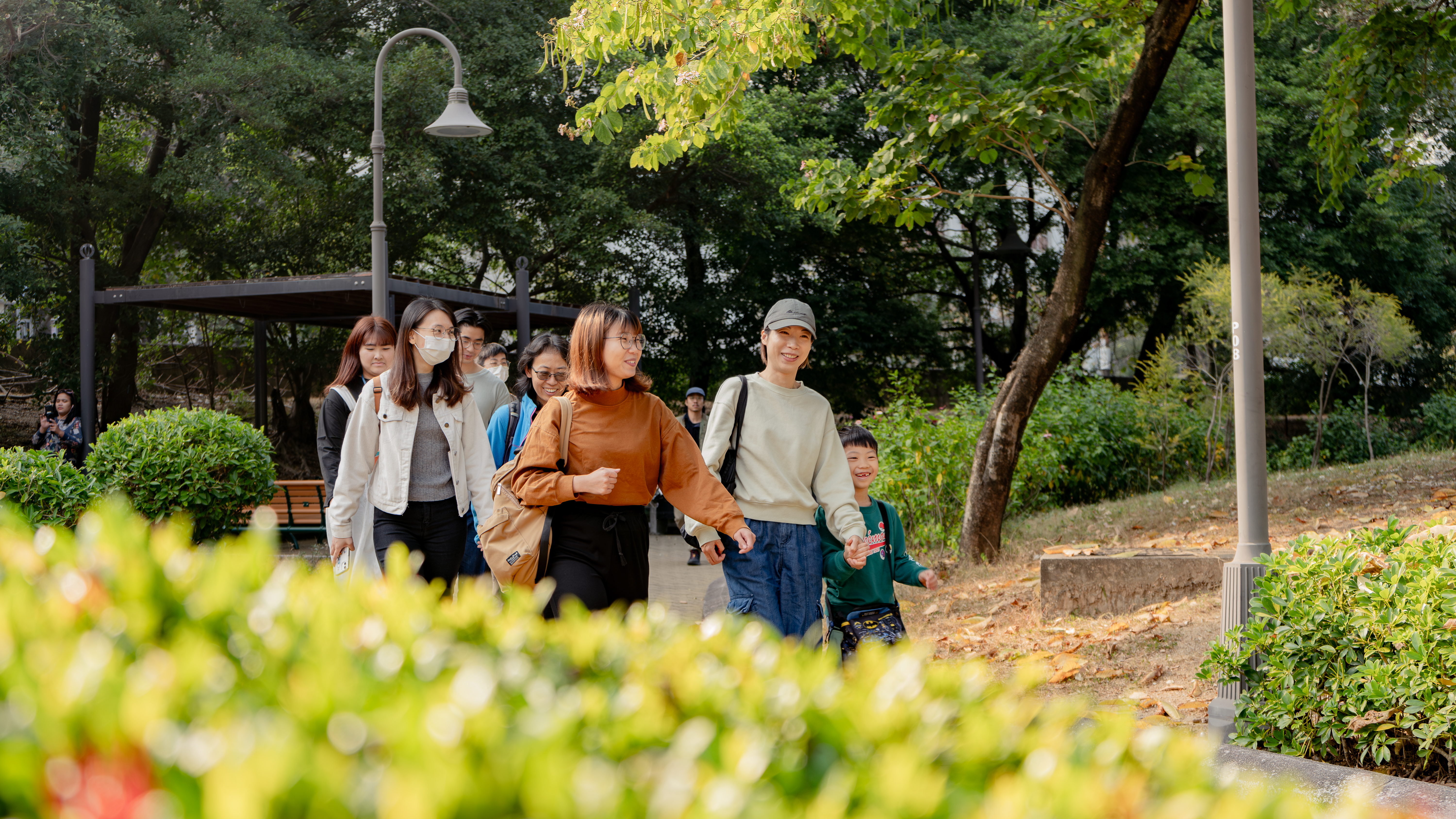 一齊走入公園寫生