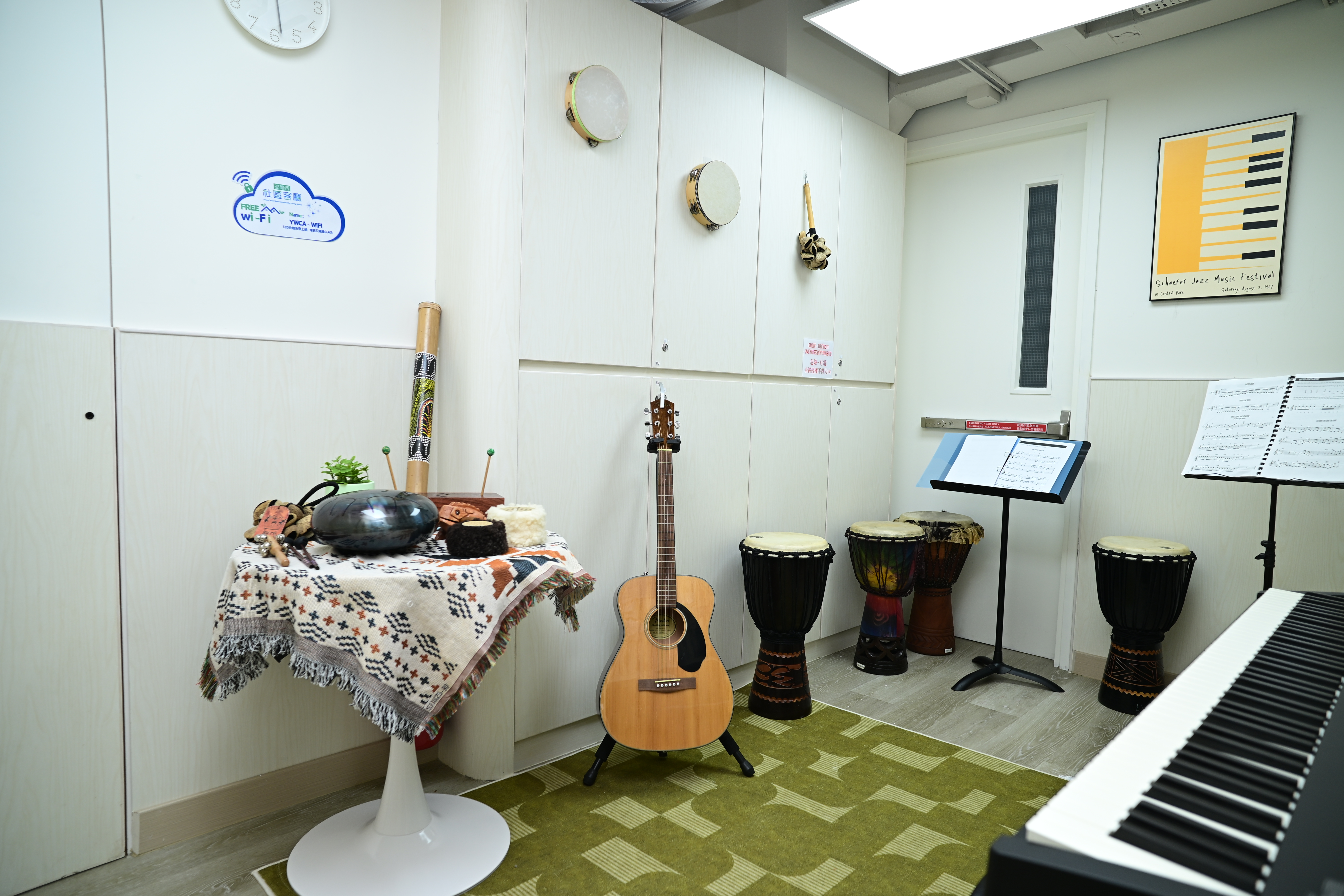 「荃灣西社區客廳」的音樂室。