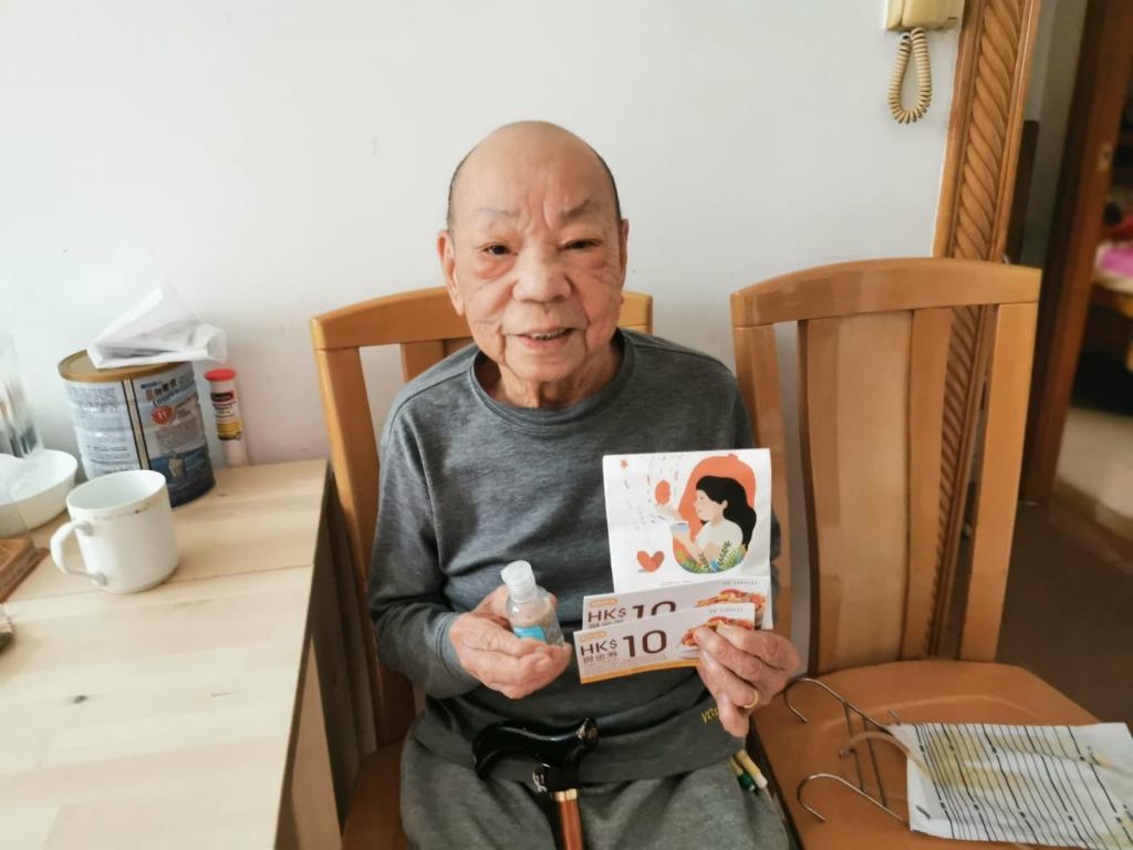 Café de Coral donated food coupons to underprivileged elderl…