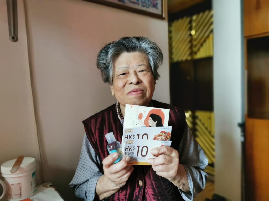 Café de Coral donated food coupons to underprivileged elderly