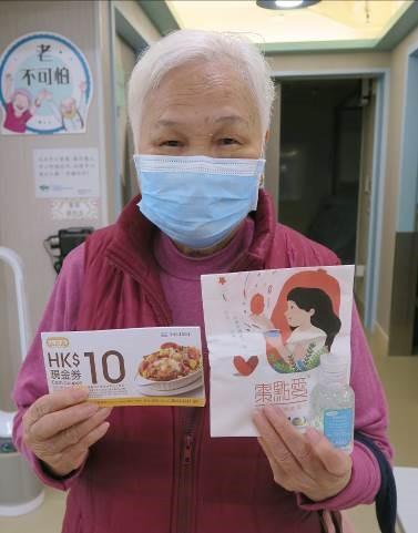 Café de Coral donated food coupons to underprivileged elderly
