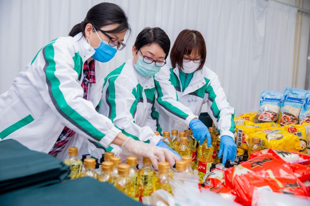 “Hang Lung Novel Coronavirus Relief Fund” donated health and food kits to the underprivileged