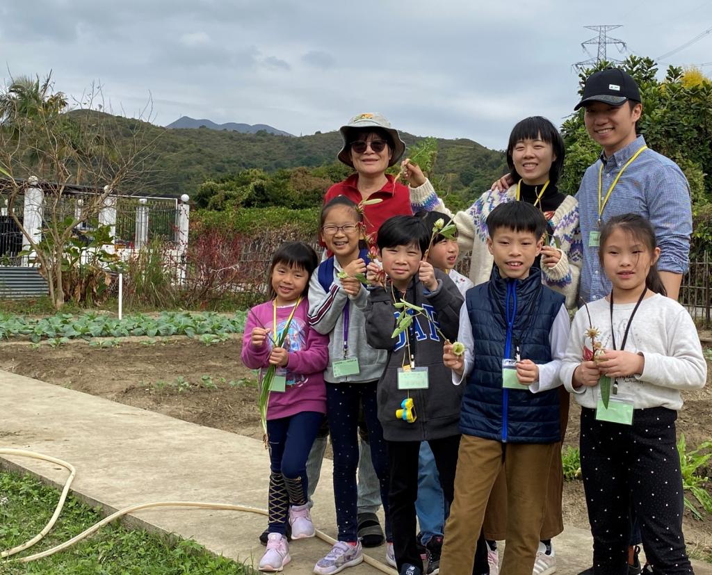 Hang Seng volunteers and kids mixed learning with pleasure