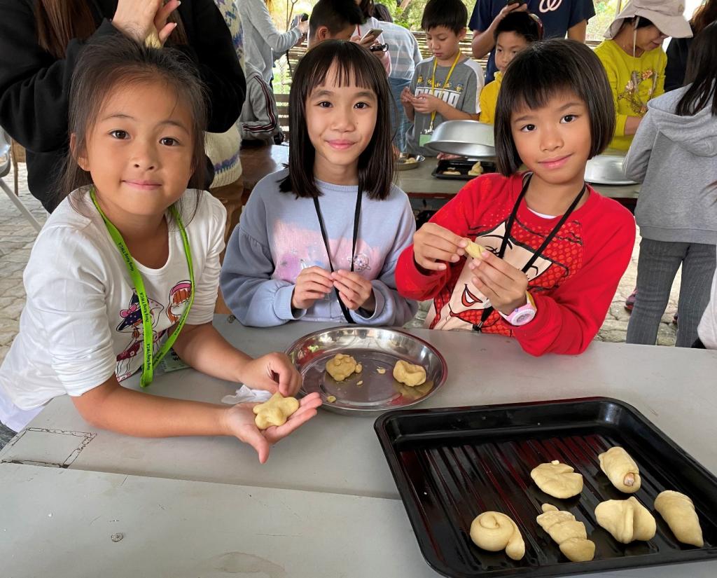 Hang Seng volunteers and kids mixed learning with pleasure