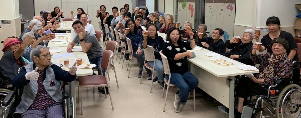 惠達企業義工與老友記一起製作合桃酥