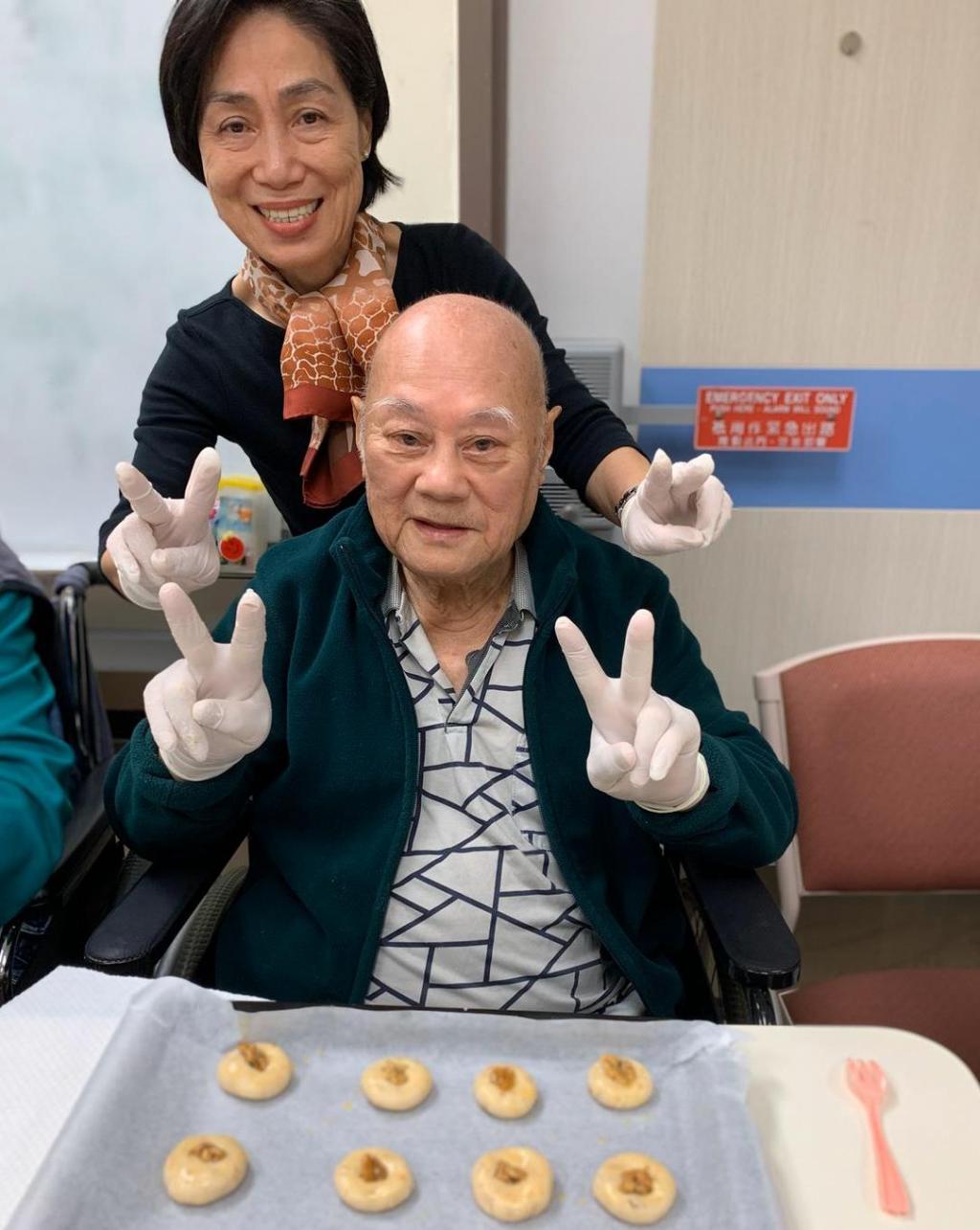 惠達企業義工與老友記一起製作合桃酥