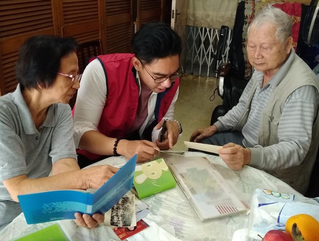 Housing Society Academy Alumni Club made Life Storybooks for elders in Chun Seen Mei Chuen