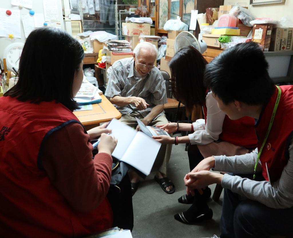 房協獎學金同學會義工為真善美村長者製作「人生紀念冊」