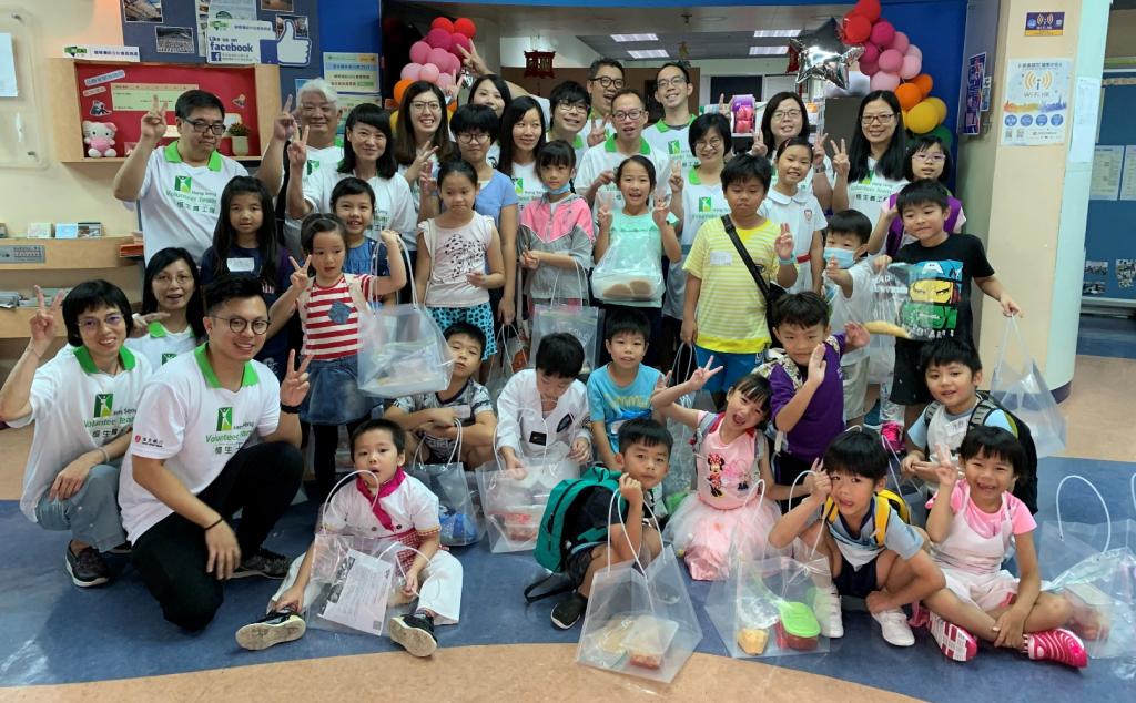 Hang Seng volunteers made tortellini with kids