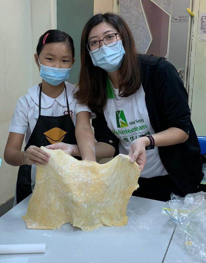 Hang Seng volunteers made tortellini with kids