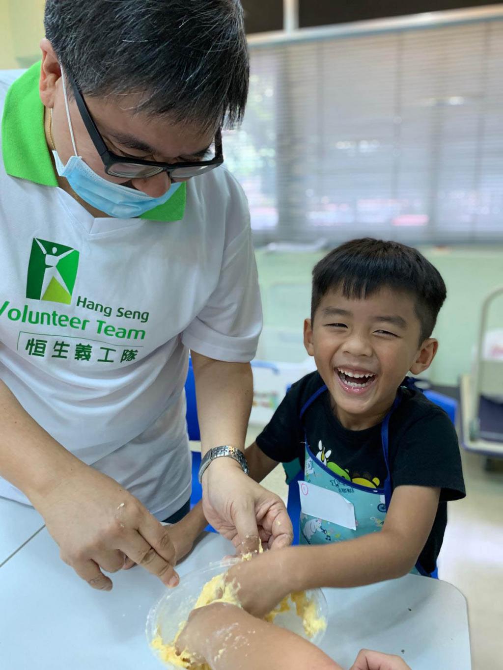 Hang Seng volunteers made tortellini with kids