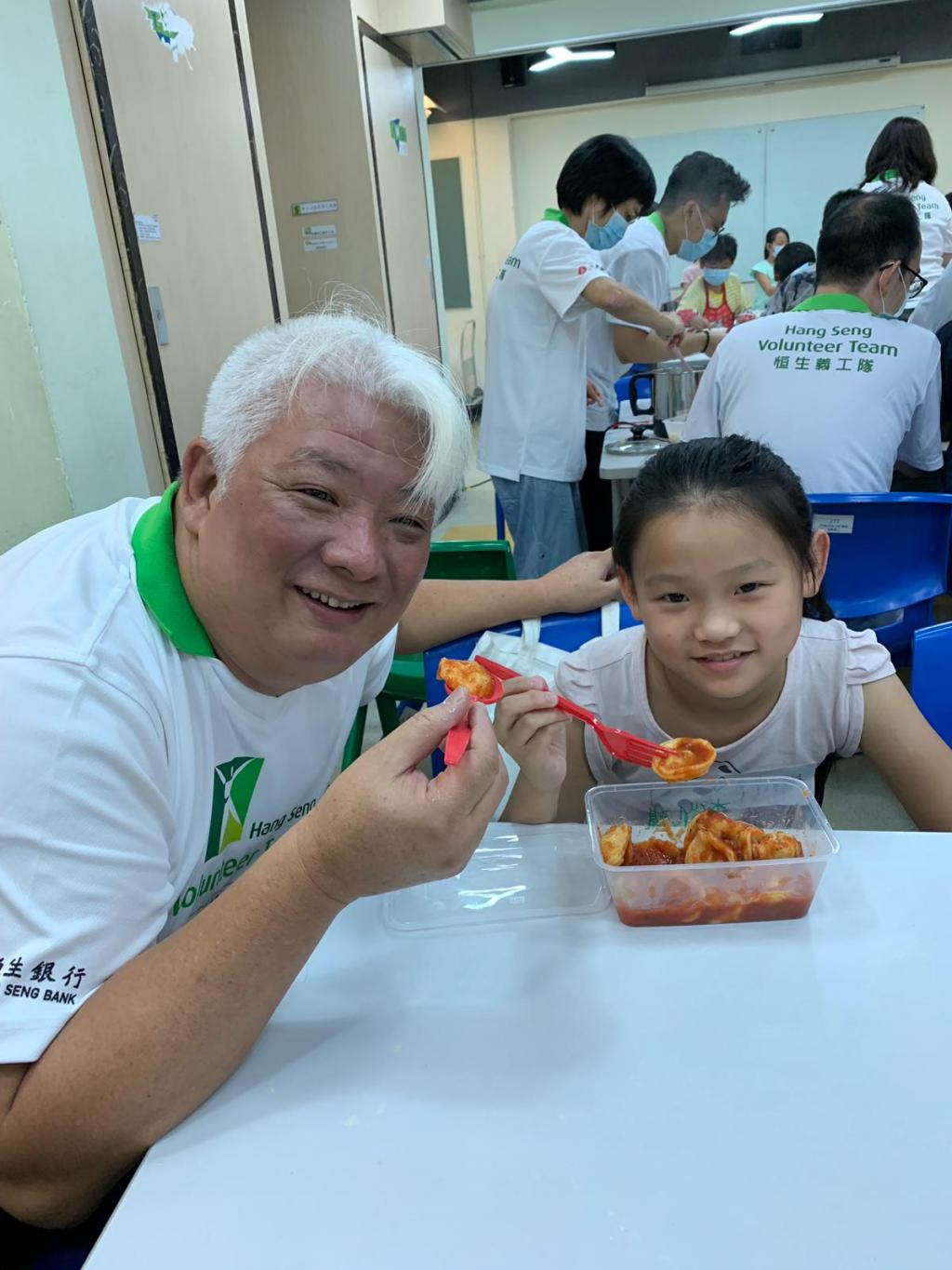 Hang Seng volunteers made tortellini with kids