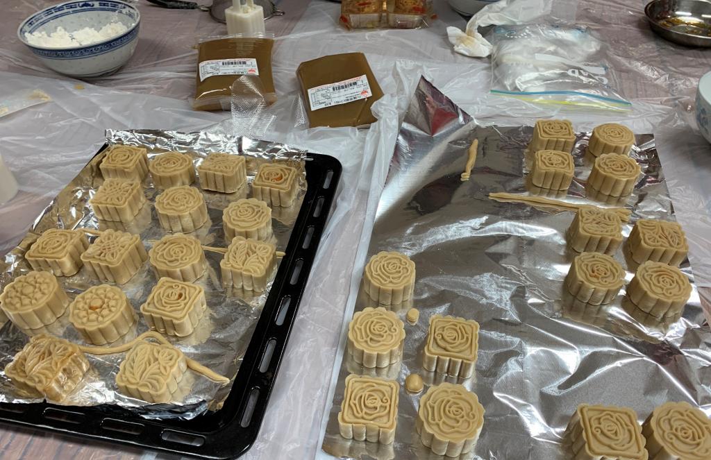 Hong Kong Housing Society brought love and care to solitary elderly during Mid-Autumn Festival