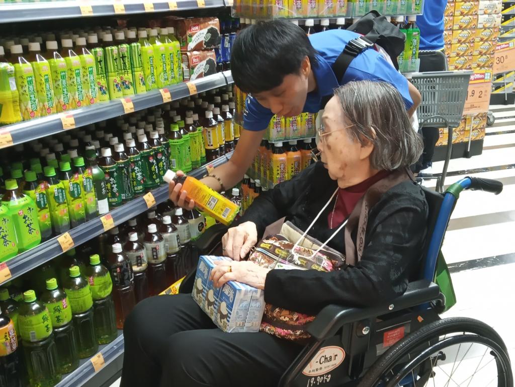 其士集團義工與長者外出度過歡樂一天