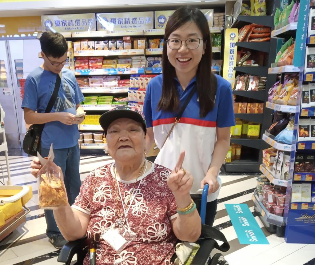 其士集團義工與長者外出度過歡樂一天