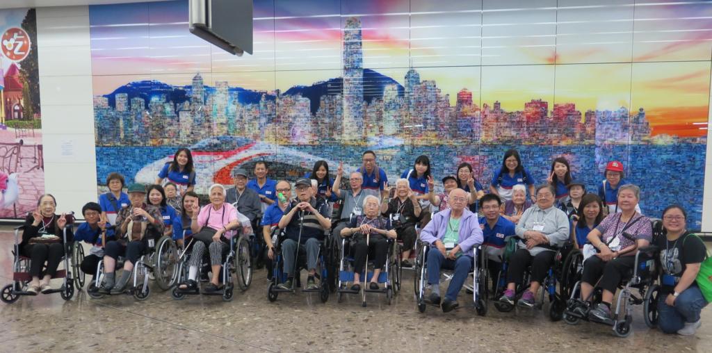 其士集團義工與長者外出度過歡樂一天