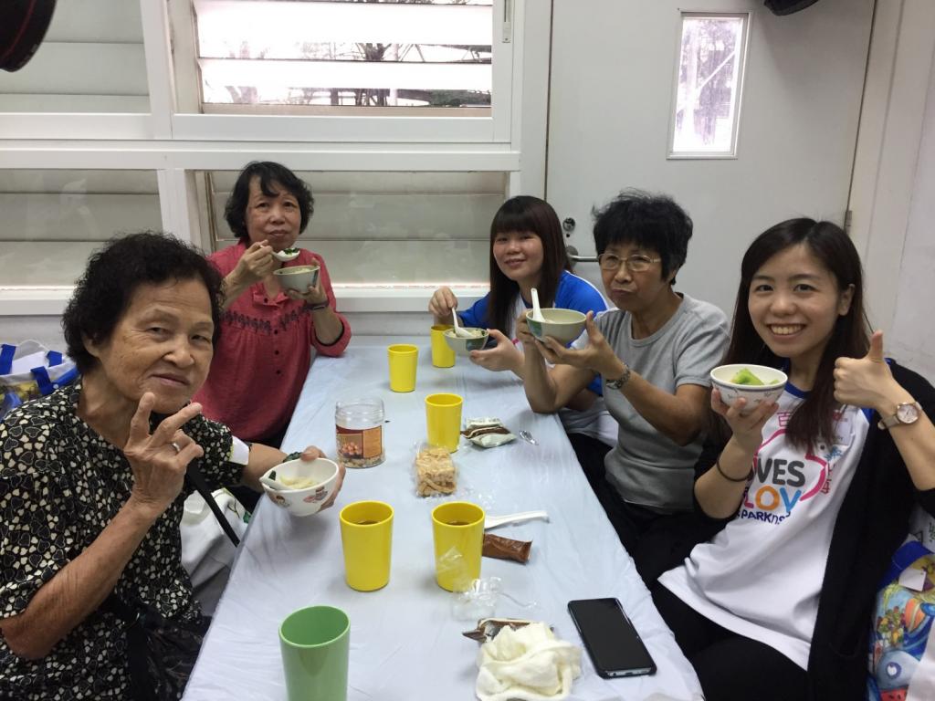 百佳再舉行「關愛長者食物券」購物日予基層長者