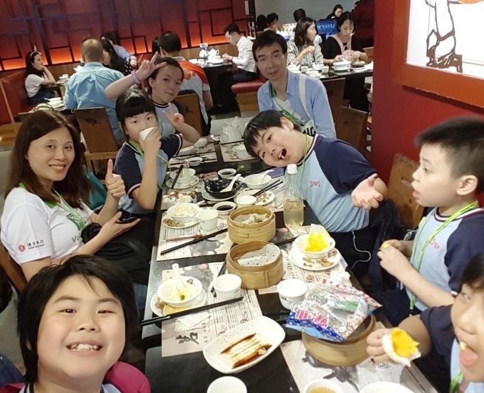Hang Seng Volunteer Team participated in orienteering activity for primary school students