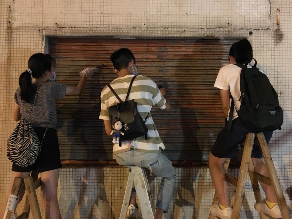 HKYWCA helped to beautify the gates of Sham Shui Po old shop…