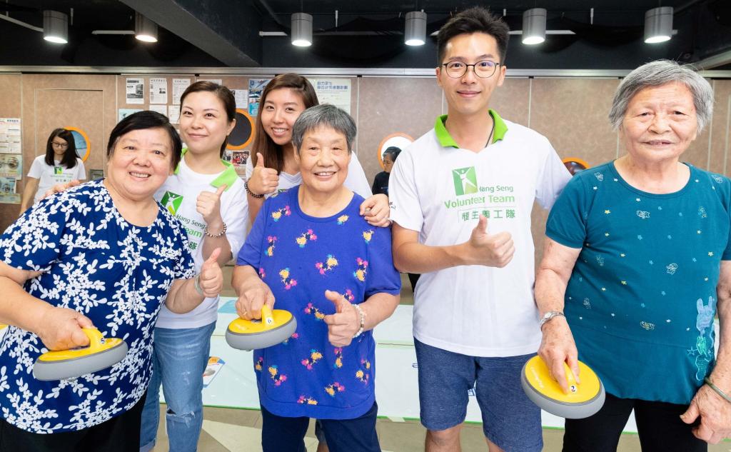 Hang Seng volunteers exercised with the elders to stay healt…