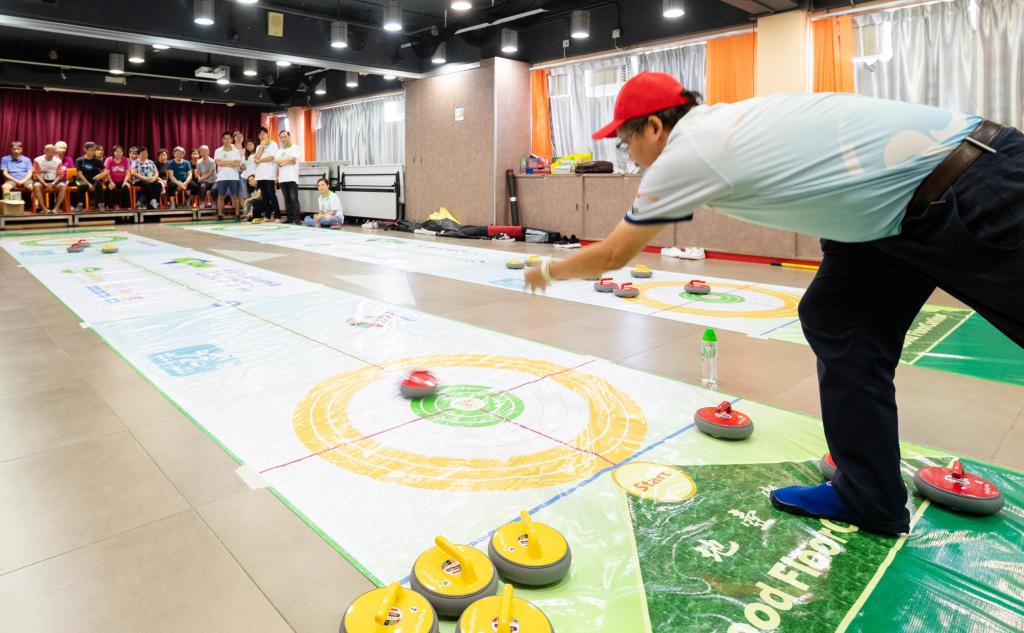 Hang Seng volunteers exercised with the elders to stay healthy