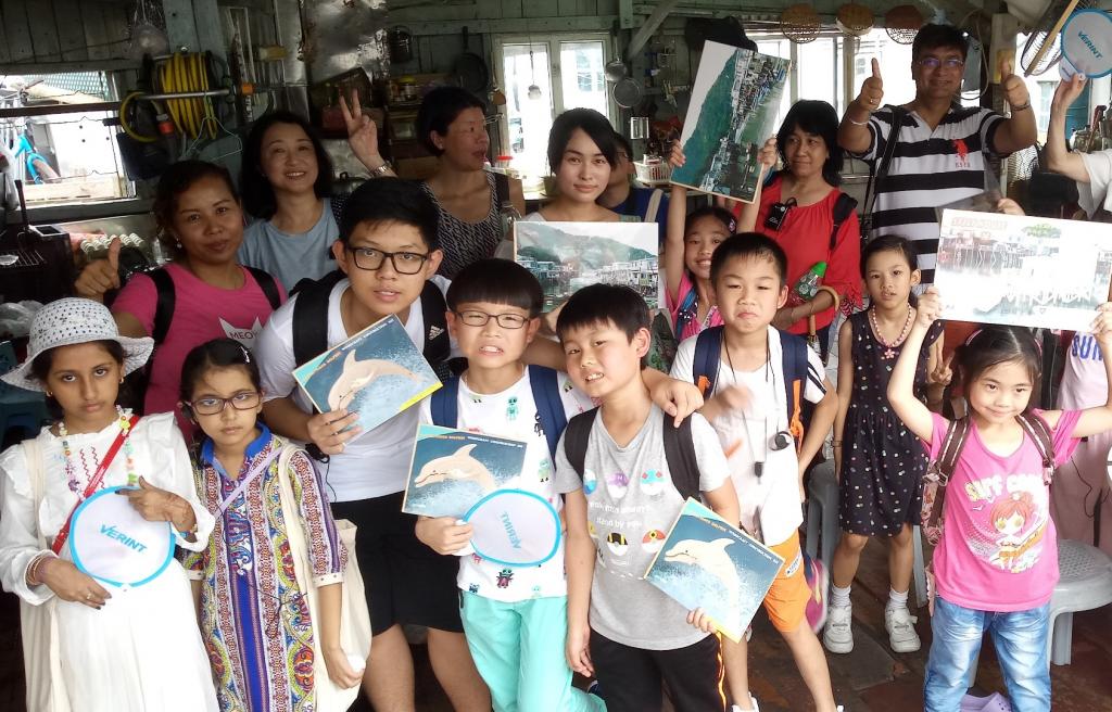 Verint volunteers accompanied underprivileged children for a Tai O trip