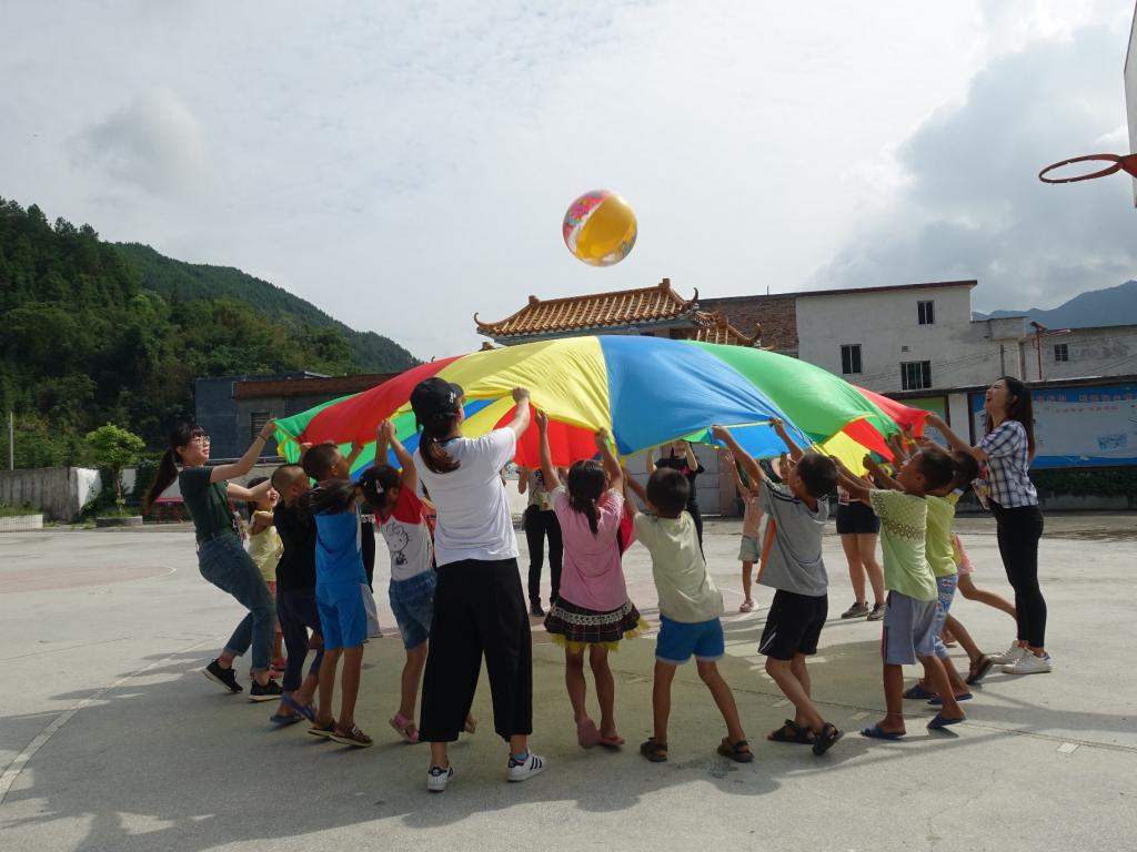 Volunteers joined “Our Homeland, Our Joy” to visit rural families in China