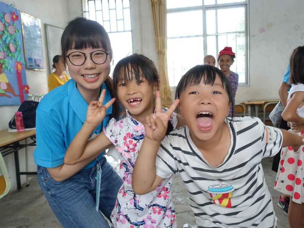 女青「樂在鄉土情」與義工探訪清遠山區居民
