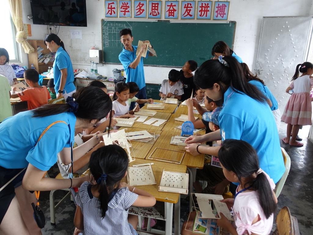 女青「樂在鄉土情」與義工探訪清遠山區居民