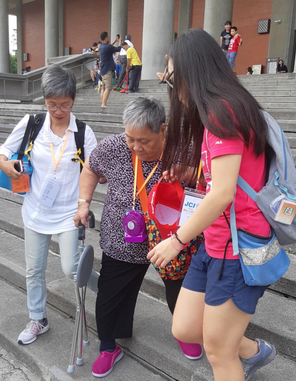HKYWCA organized a Taiwan trip for the underprivileged elders