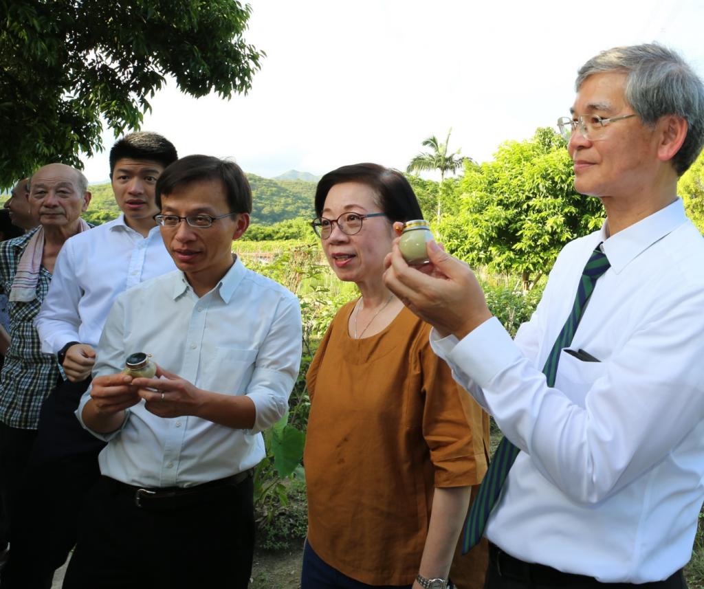 Dr. Law Chi Kwong visited HKYWCA elder centres in North District