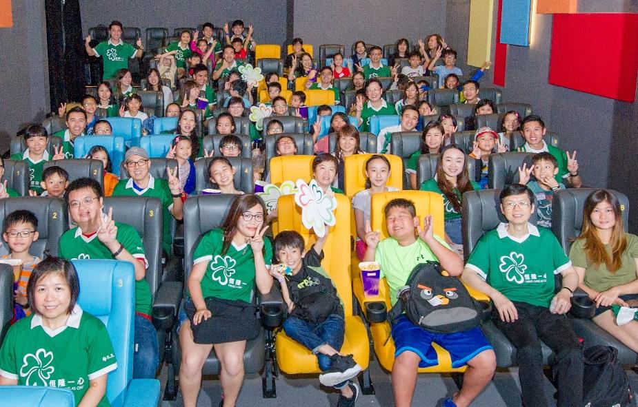 Hang Lung volunteers watched movie with kids in the summer h…