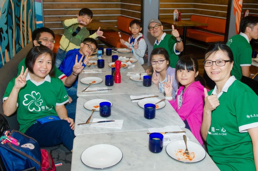 Hang Lung volunteers watched movie with kids in the summer holiday