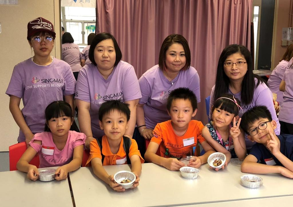Sinomax volunteer team made doughnuts with the children