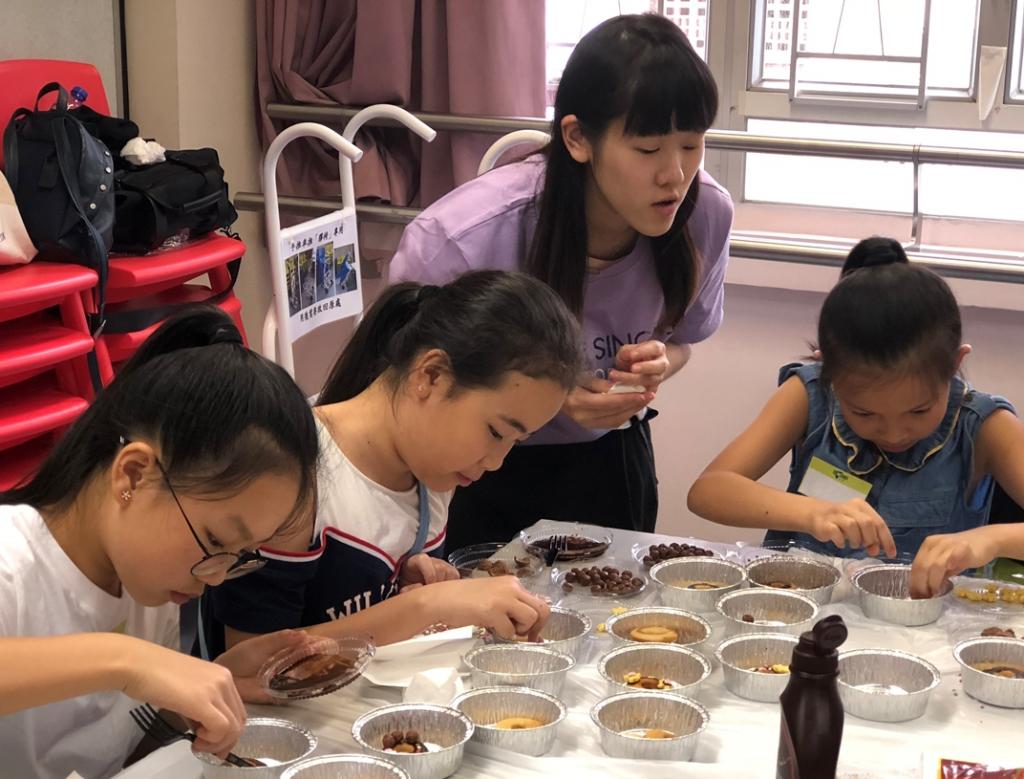 Sinomax volunteer team made doughnuts with the children