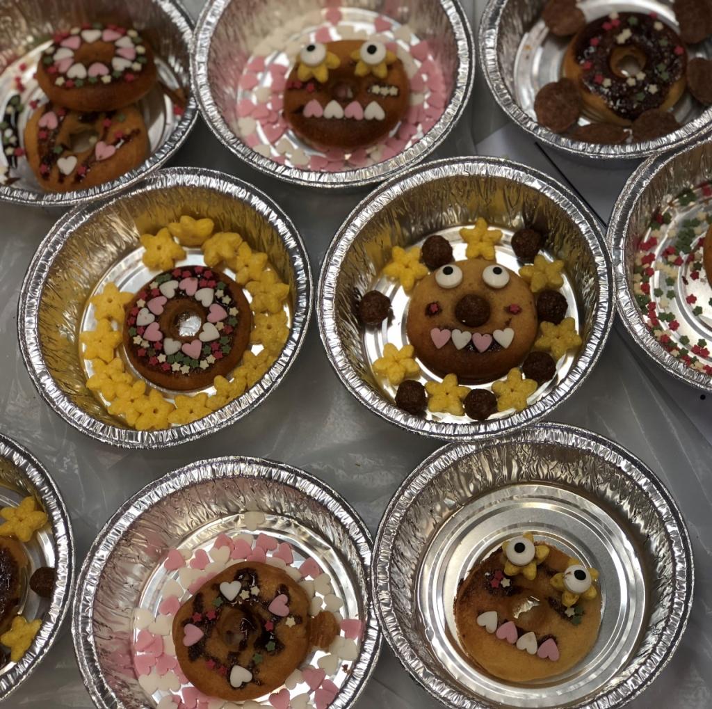 Sinomax volunteer team made doughnuts with the children