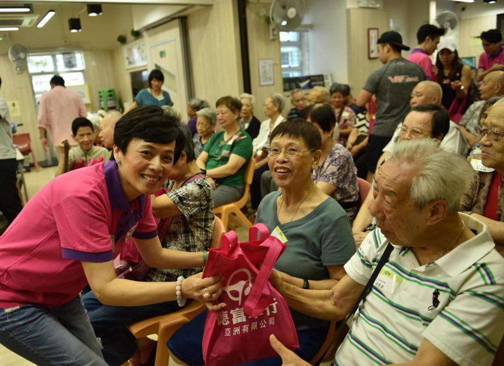 The Chinese Cheongsam Association (HK) celebrated Dragon Boat Festival with the elders