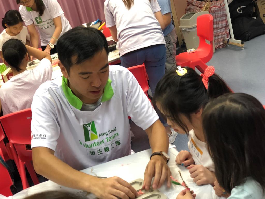 Hang Seng volunteers made floral soaps with children