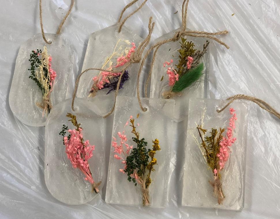 Hang Seng volunteers made floral soaps with children