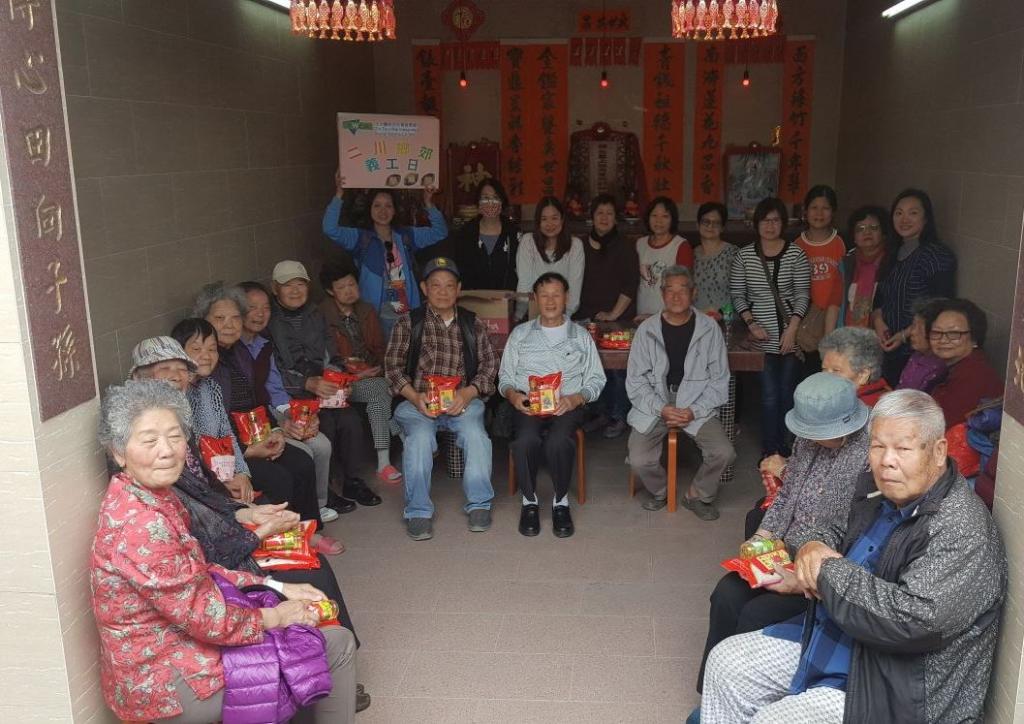 HKYWCA visited solitary elders in rural areas before the Chinese New Year