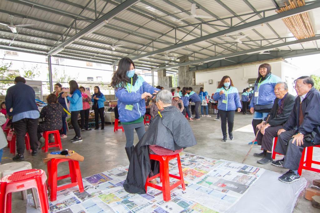 HKYWCA visited solitary elders in rural areas before the Chinese New Year