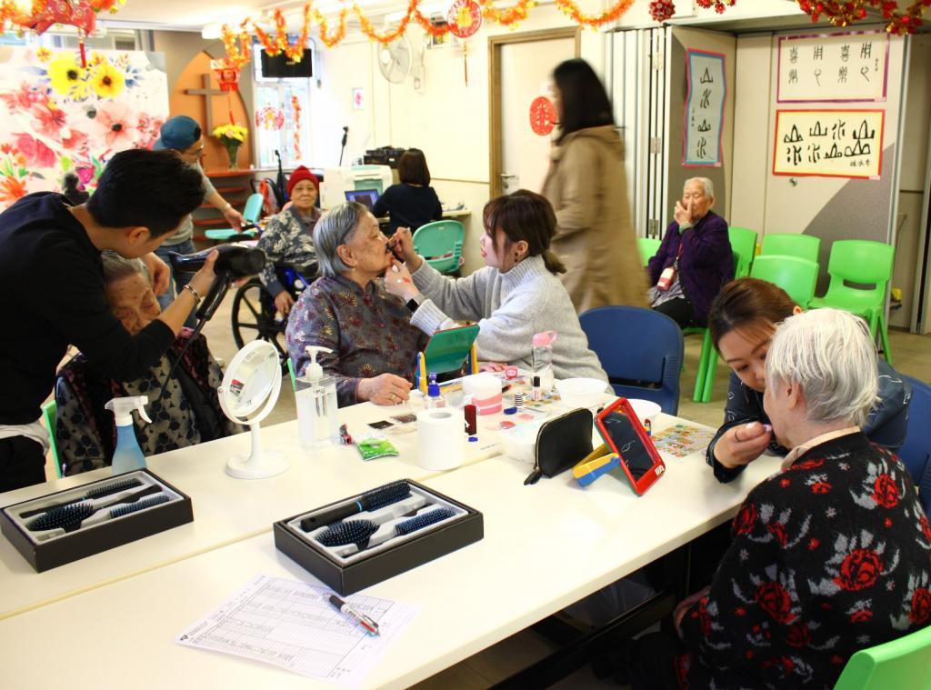 AMC (Exhibits) Ltd. decorated the Home for the Elderly to celebrate Chinese New Year