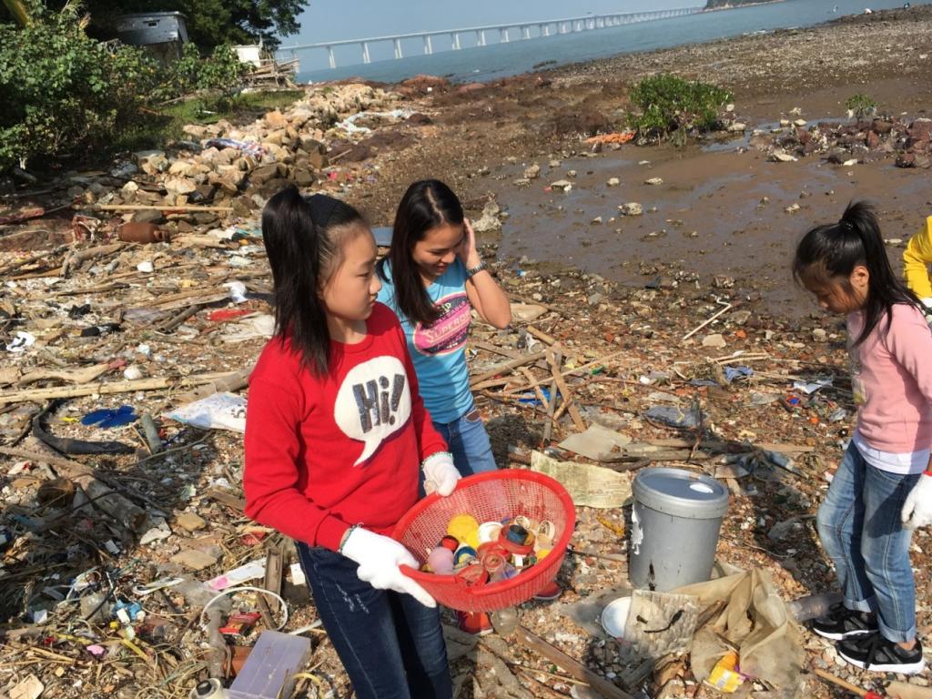 Wing Lung Bank organised a “Dolphin-watching Tour for Primary School Students”
