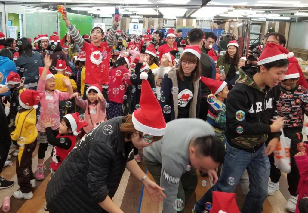 Santa Claus from Finland celebrated Christmas with Hong Kong children