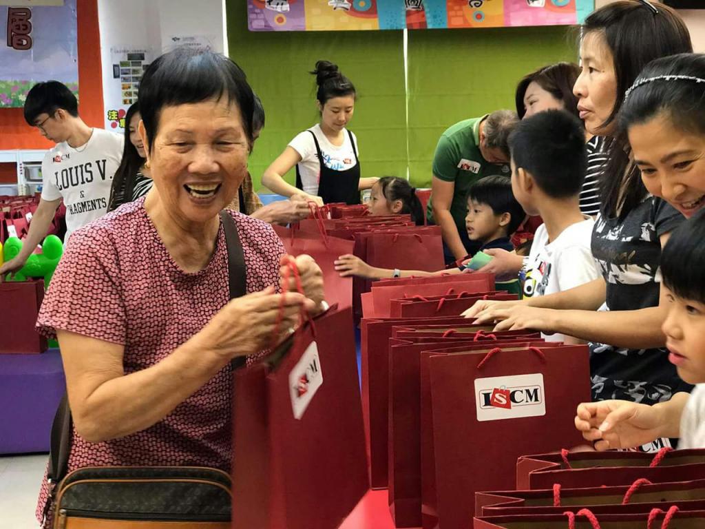 Institute of Shopping Centre Management gave away Mid-Autumn Festival gift to underprivileged families