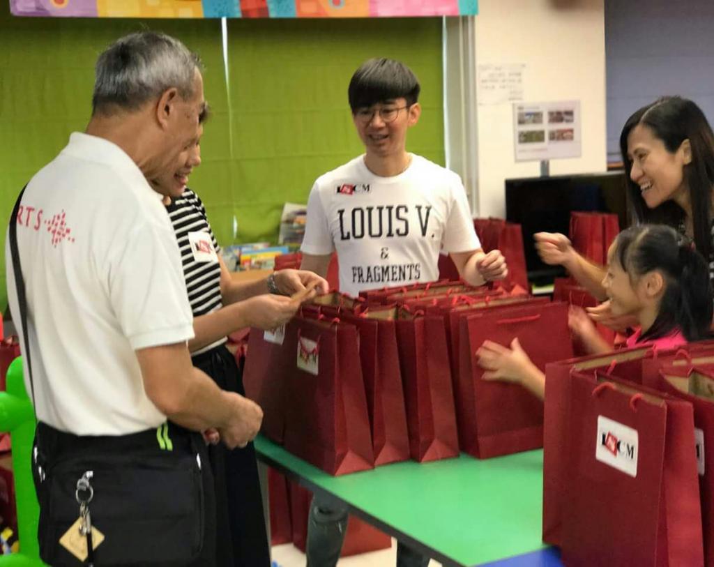 商場管理學會向基層家庭送禮迎中秋佳節