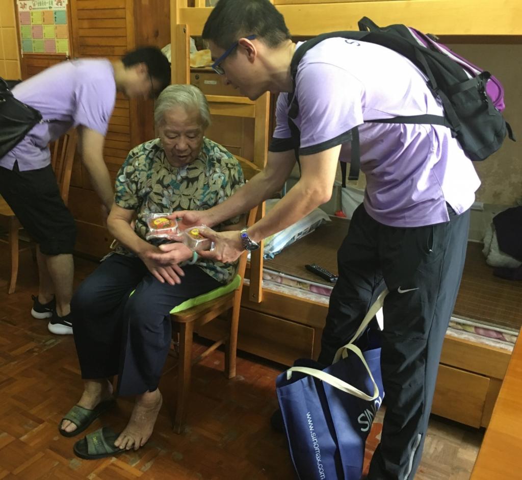 Sinomax volunteer team visited elderly with “Love and Care” before Mid-Autumn Festival