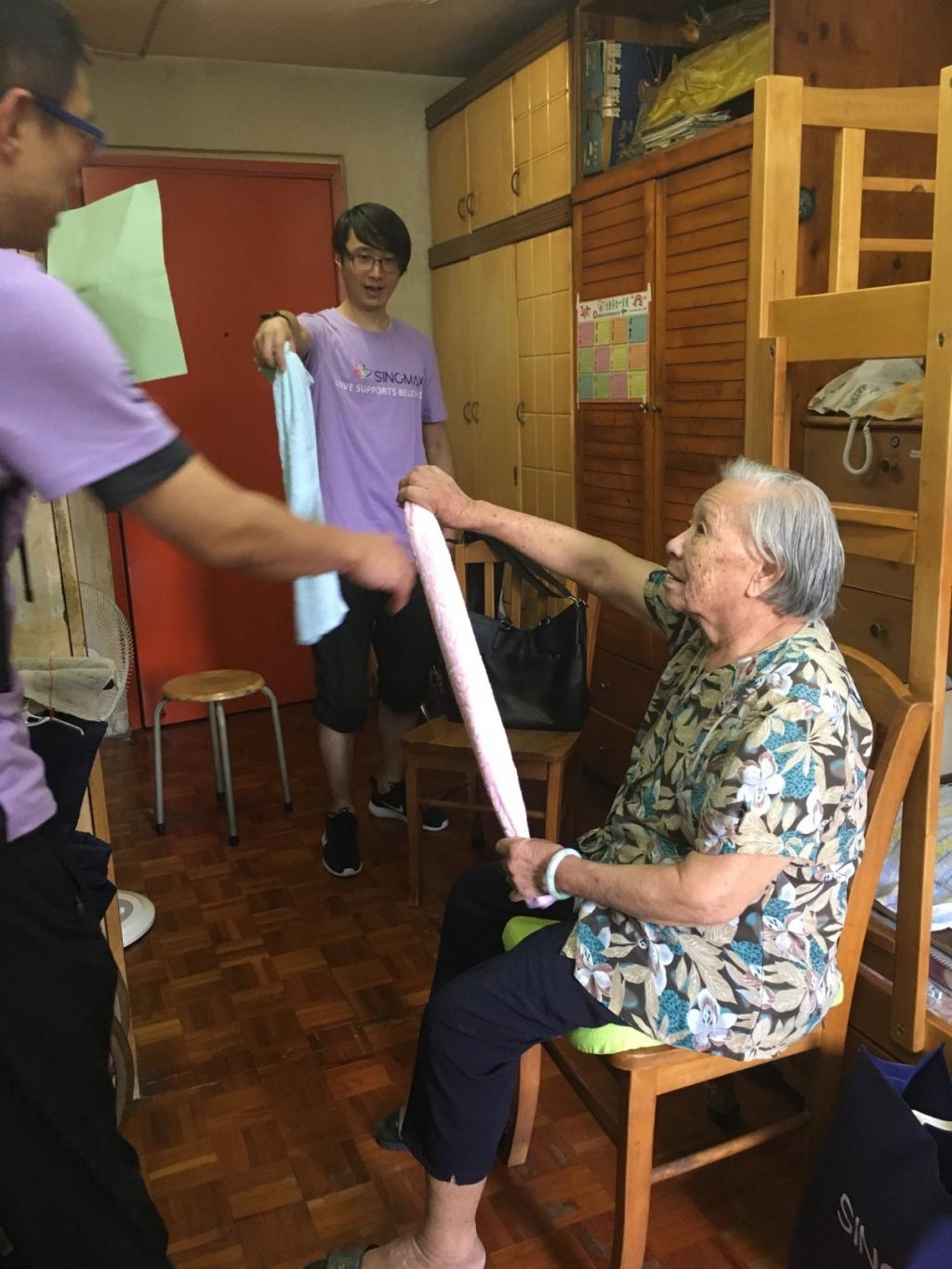 Sinomax volunteer team visited elderly with “Love and Care” before Mid-Autumn Festival