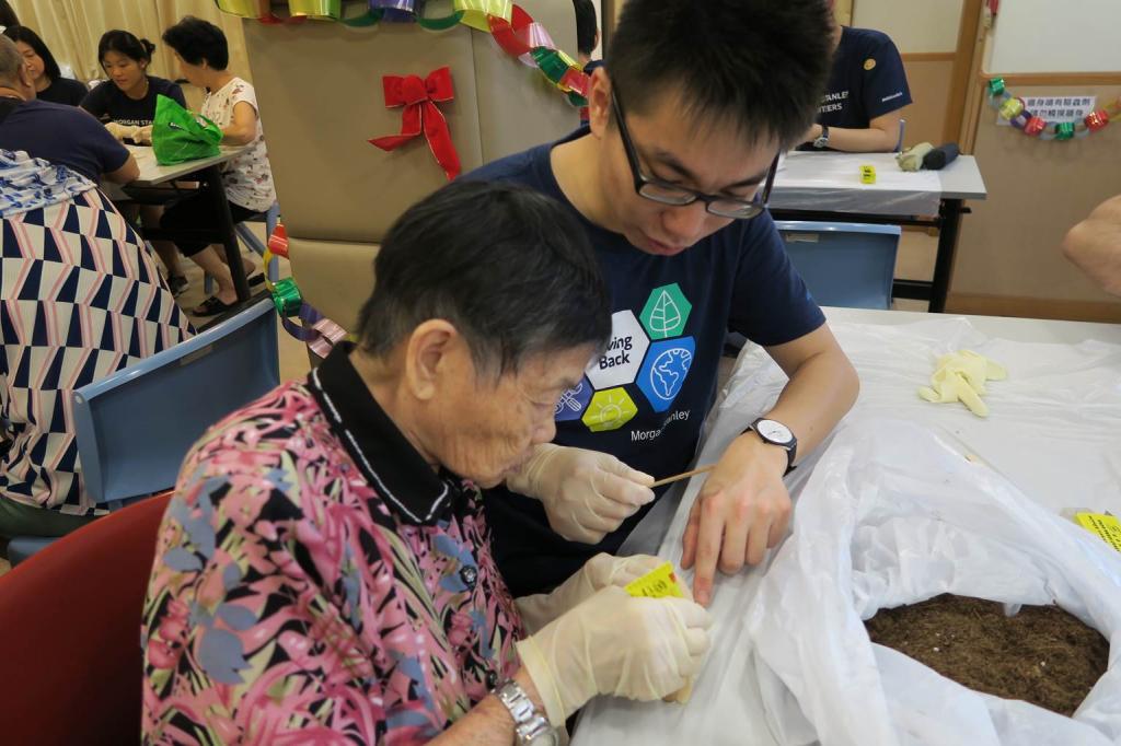Volunteers from Morgan Stanley served elders in Tsing Yi