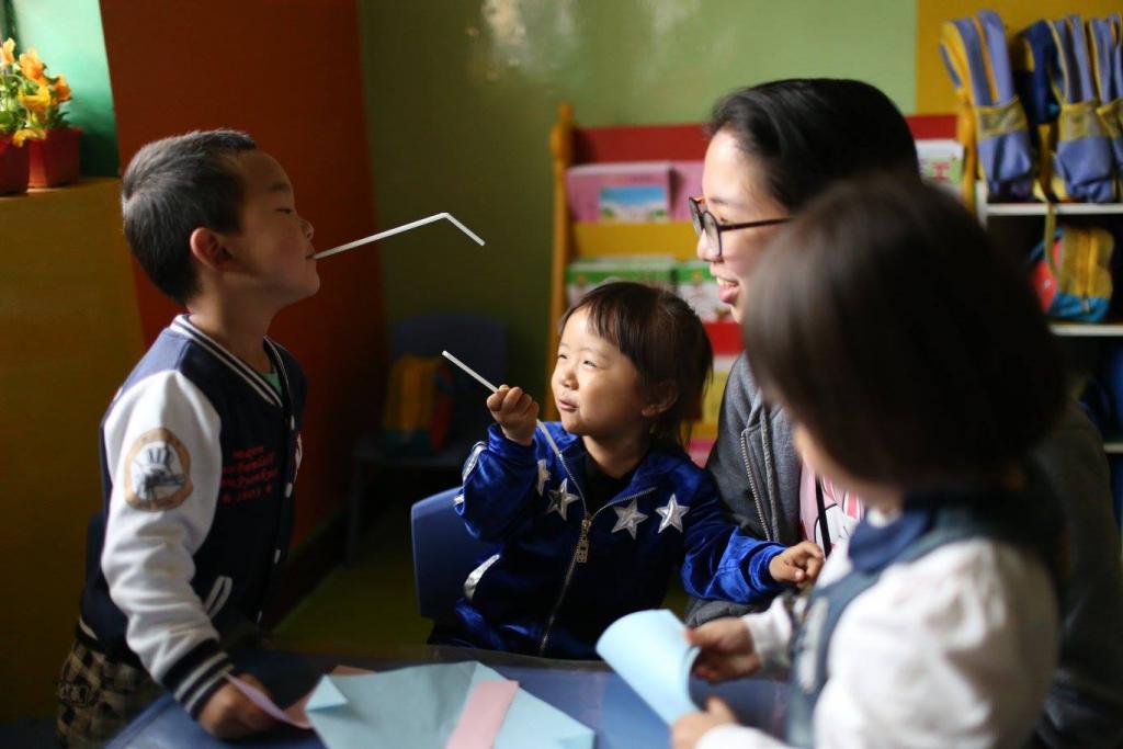 Volunteers visited residents in Yunnan urban villages